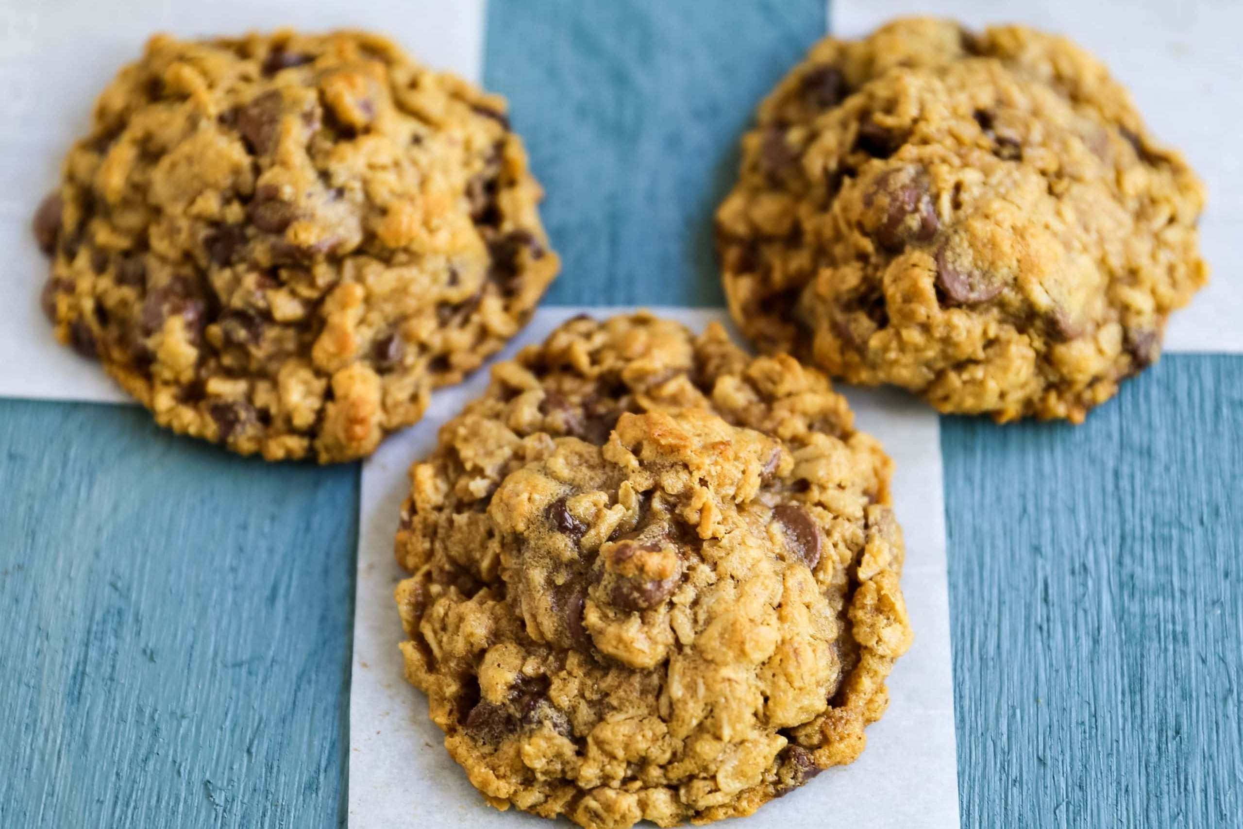 chewy-chocolate-chip-oatmeal-cookies-recipe